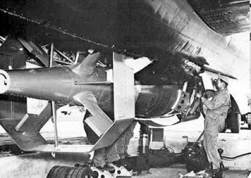 Une bombe guidée VB-13 Tarzon sous le ventre d’un B-29