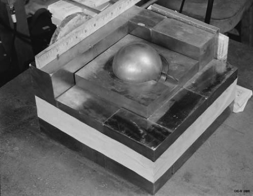 Sphère de plutonium entourée de carbure de tungstène pour réfléchir les neutrons ©LANL