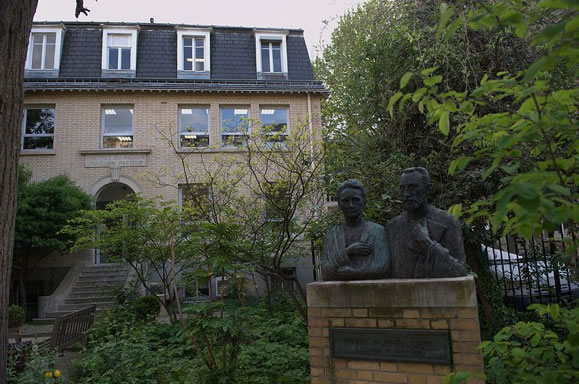 Institut du Radium, pavillon Pasteur avec les bustes de Marie et Pierre Curie