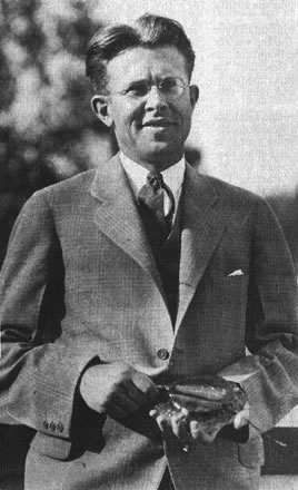 Lawrence tenant son tout premier cyclotron en 1931