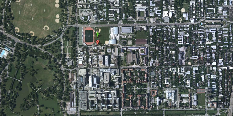 L’emplacement de Stagg Field (flèche A) au nord-ouest du campus de l’université de Chicago © GoogleMaps