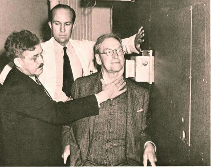 Robert Stone et John Lawrence (frère d’Ernest) traitant en 1939 la tumeur d’un patient à Berkeley avec des neutrons émis par le cyclotron de 60 pouces ©LBL
