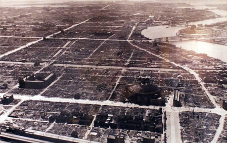 Tokyo après le bombardement incendiaire du 9-10 mars 1945 qui fit plus de 100 000 morts et 125 000 blessés, détruisant 41 km2 de la ville. © Wikipedia