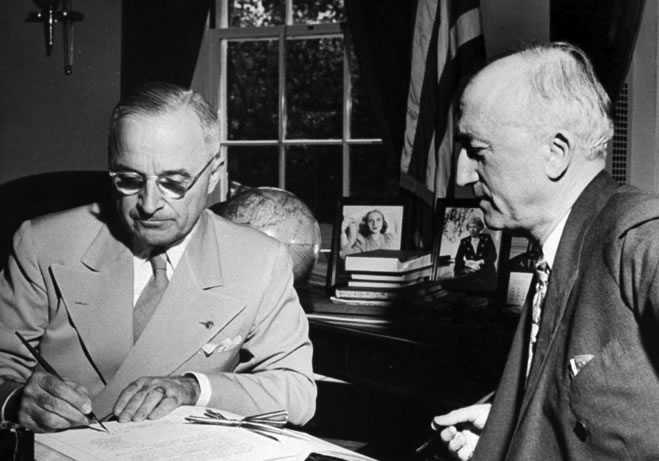 Harry Truman et James Byrnes en août 1945 © Life